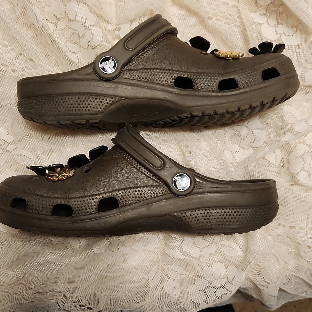 EMBELLISHED CROCS! SUPER CUTE 😍 NO ONE ELSE HAS A PAIR!!! 8W/6M - Picture 2 of 6